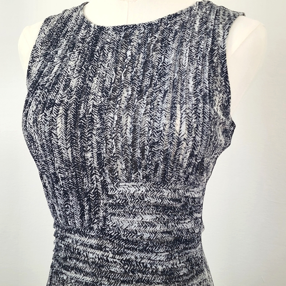 Sleeveless Black & White Textured Tank Top - Picture 2 of 11
